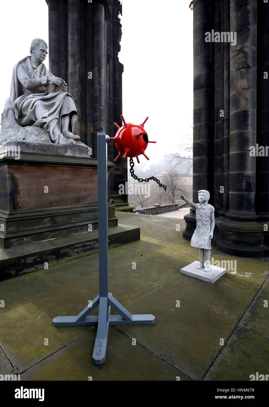 Una misteriosa scultura che è stato a sinistra al Monumento di Scott su Princes Street di Edimburgo. Foto Stock