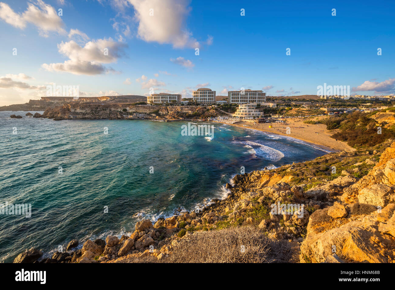 Malta - Golden Bay, Malta la più bella spiaggia di sabbia al tramonto Foto Stock