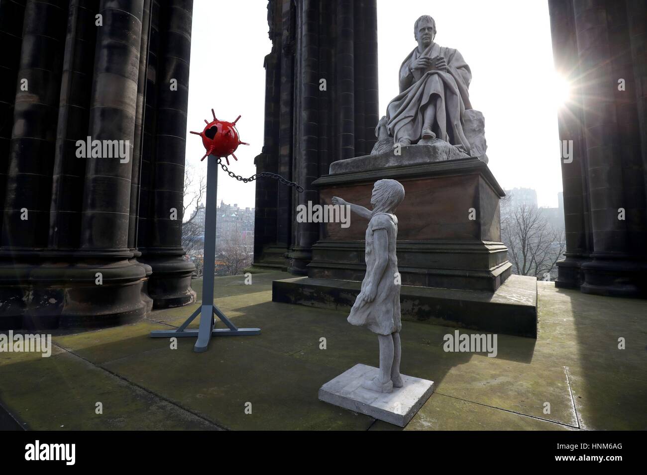 Una misteriosa scultura che è stato a sinistra al Monumento di Scott su Princes Street di Edimburgo. Foto Stock