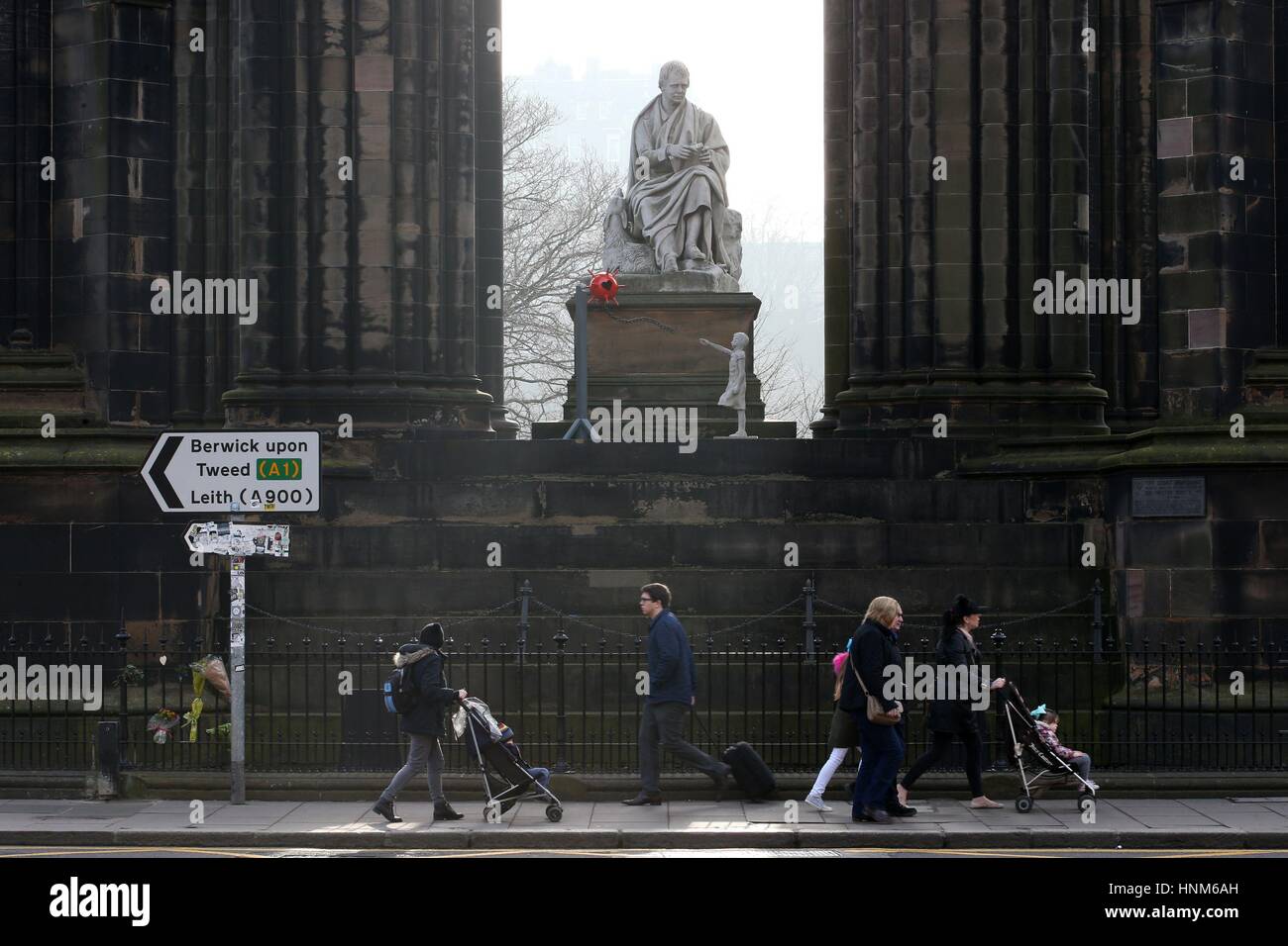 La gente a piedi passato una misteriosa scultura che è stato a sinistra al Monumento di Scott su Princes Street di Edimburgo. Foto Stock