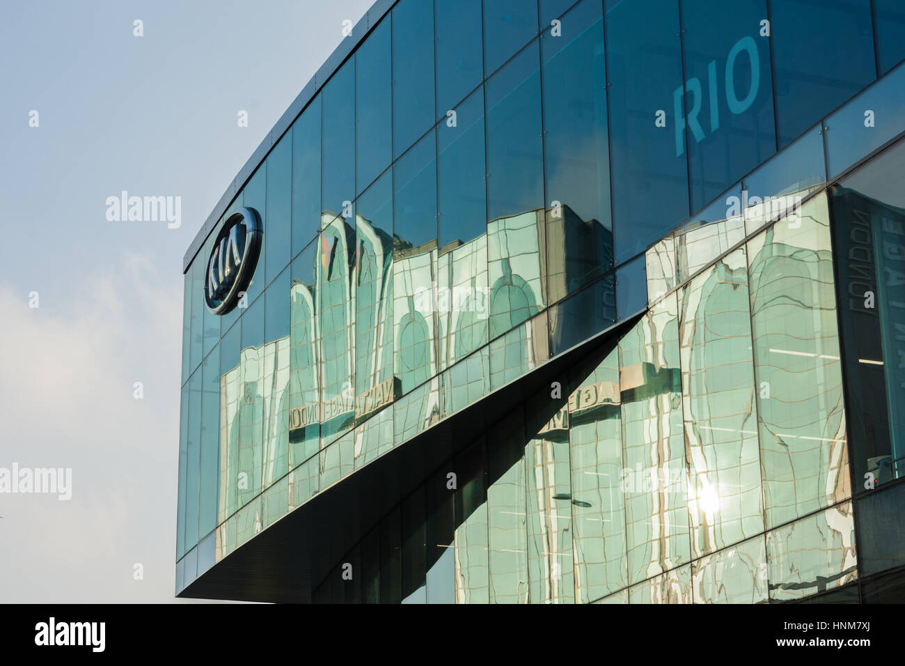 La Kia Motors showroom sulla Great West Road, Brentford, Middlesex, Regno Unito. Foto Stock