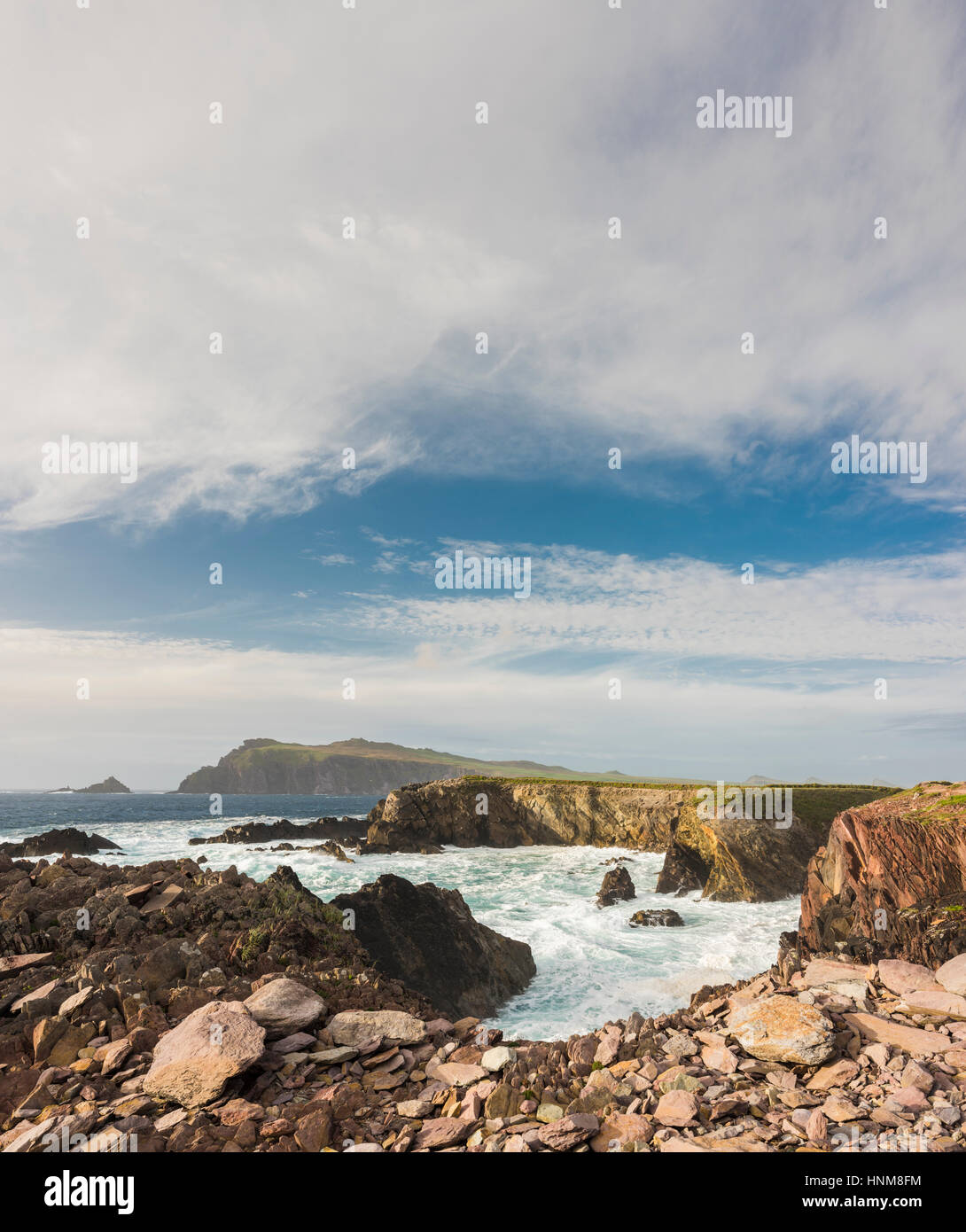 Guardando verso la Sibilla testa attraverso un mare increspato con belle nuvole, dal sentiero costiero a Clogher, penisola di Dingle, nella contea di Kerry, Irlanda Foto Stock