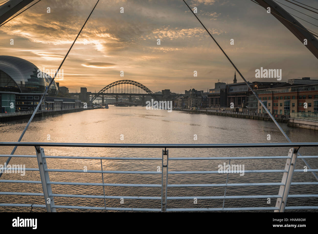 Tramonto in inverno cercando lungo il Fiume Tyne verso Tyne Bridge da Gateshead Millennium Bridge, Newcastle upon Tyne, Tyne and Wear, Inghilterra Foto Stock