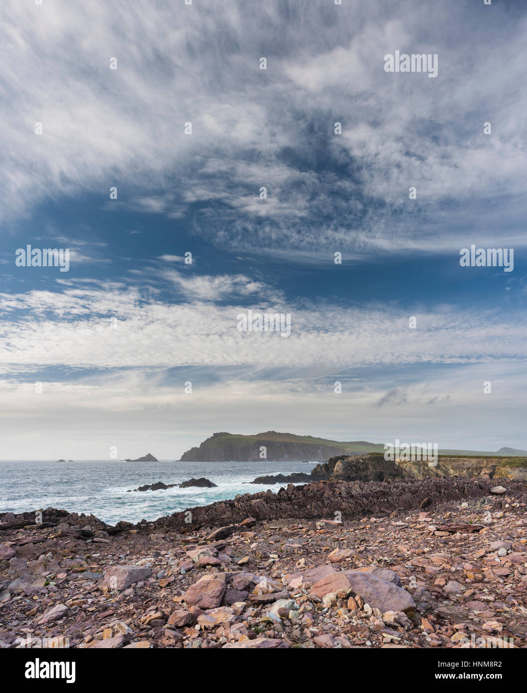 Guardando verso la Sibilla testa attraverso un mare increspato con belle nuvole, dal sentiero costiero a Clogher, penisola di Dingle, nella contea di Kerry, Irlanda Foto Stock