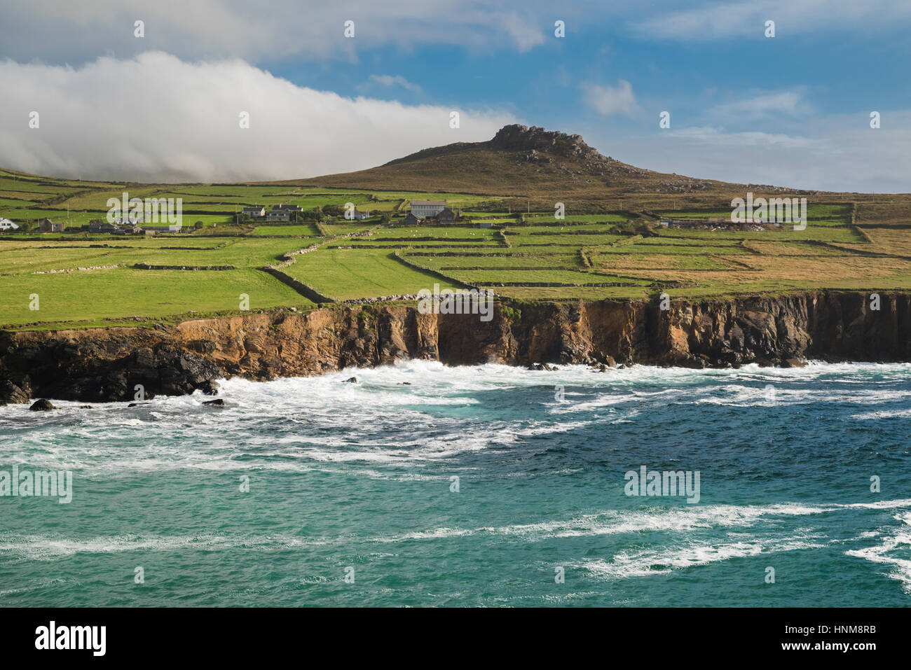Vista sulla baia di Clogher, Clogher, penisola di Dingle, nella contea di Kerry, Irlanda Foto Stock