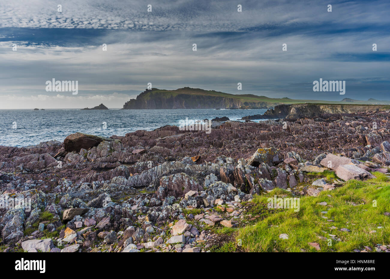 Guardando verso la Sibilla testa attraverso un mare increspato con belle nuvole, dal sentiero costiero a Clogher, penisola di Dingle, nella contea di Kerry, Irlanda Foto Stock