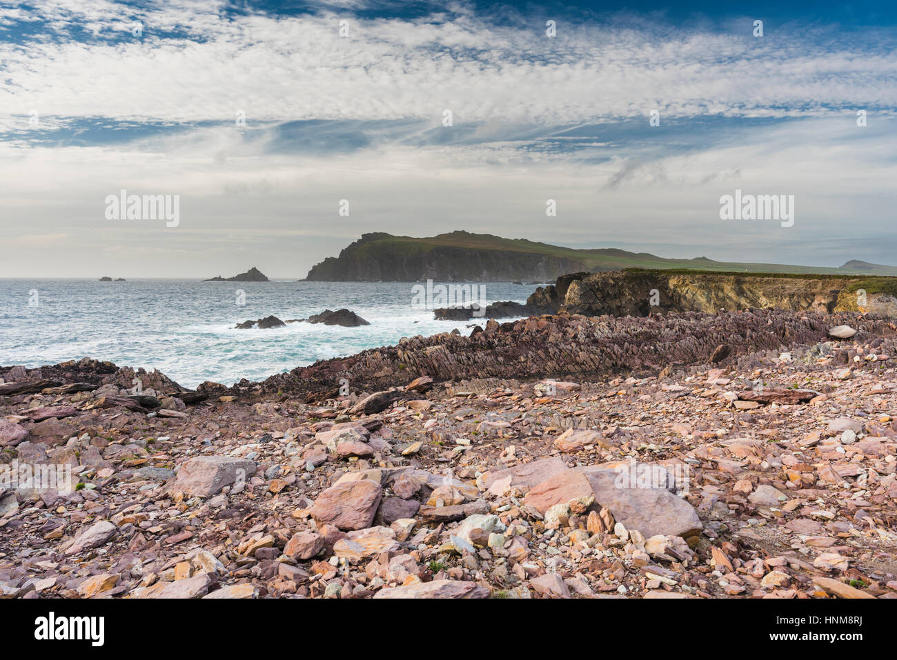 Guardando verso la Sibilla testa attraverso un mare increspato con belle nuvole, dal sentiero costiero a Clogher, penisola di Dingle, nella contea di Kerry, Irlanda Foto Stock