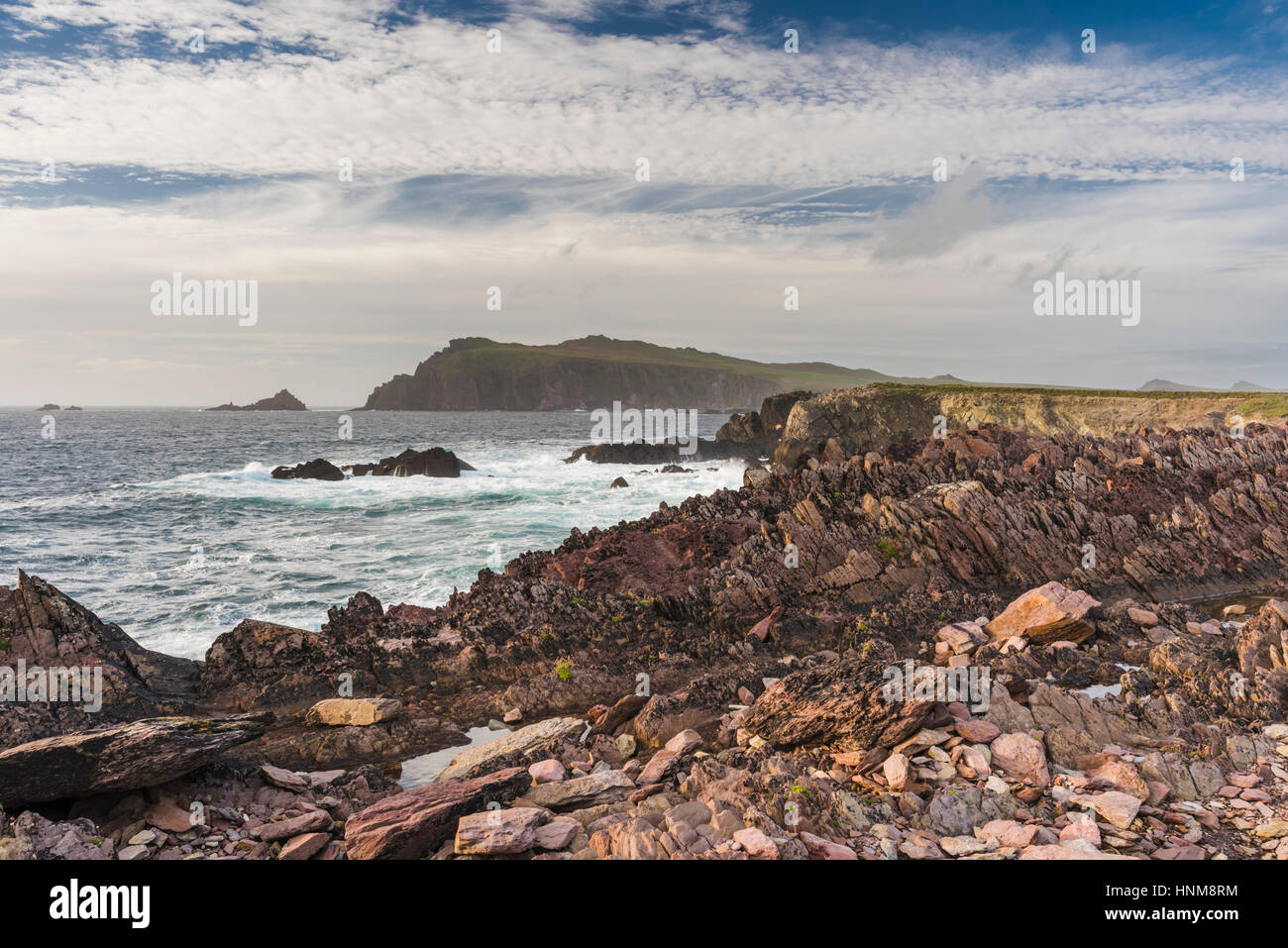Guardando verso la Sibilla testa attraverso un mare increspato con belle nuvole, dal sentiero costiero a Clogher, penisola di Dingle, nella contea di Kerry, Irlanda Foto Stock