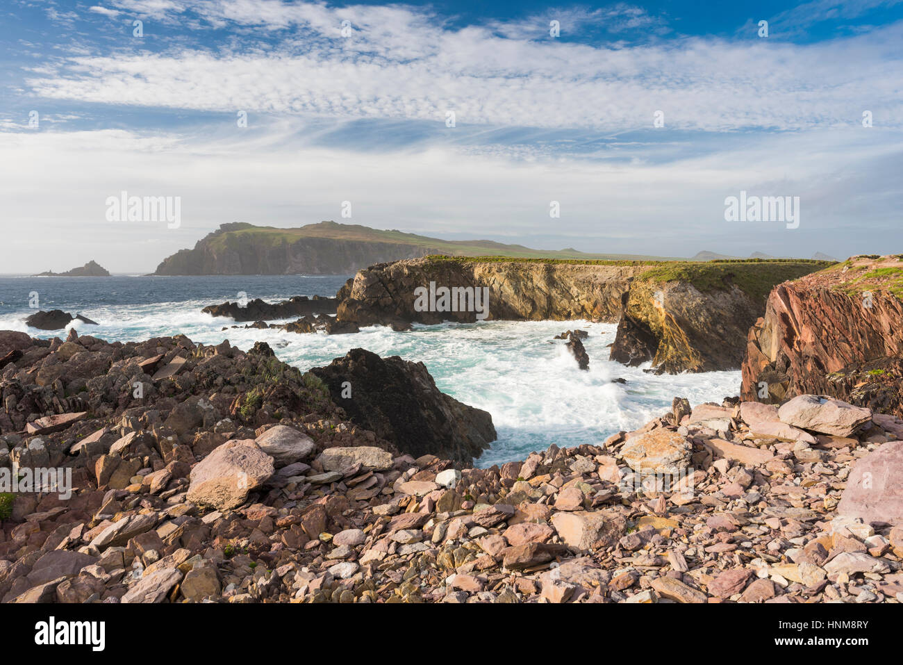 Guardando verso la Sibilla testa attraverso un mare increspato con belle nuvole, dal sentiero costiero a Clogher, penisola di Dingle, nella contea di Kerry, Irlanda Foto Stock