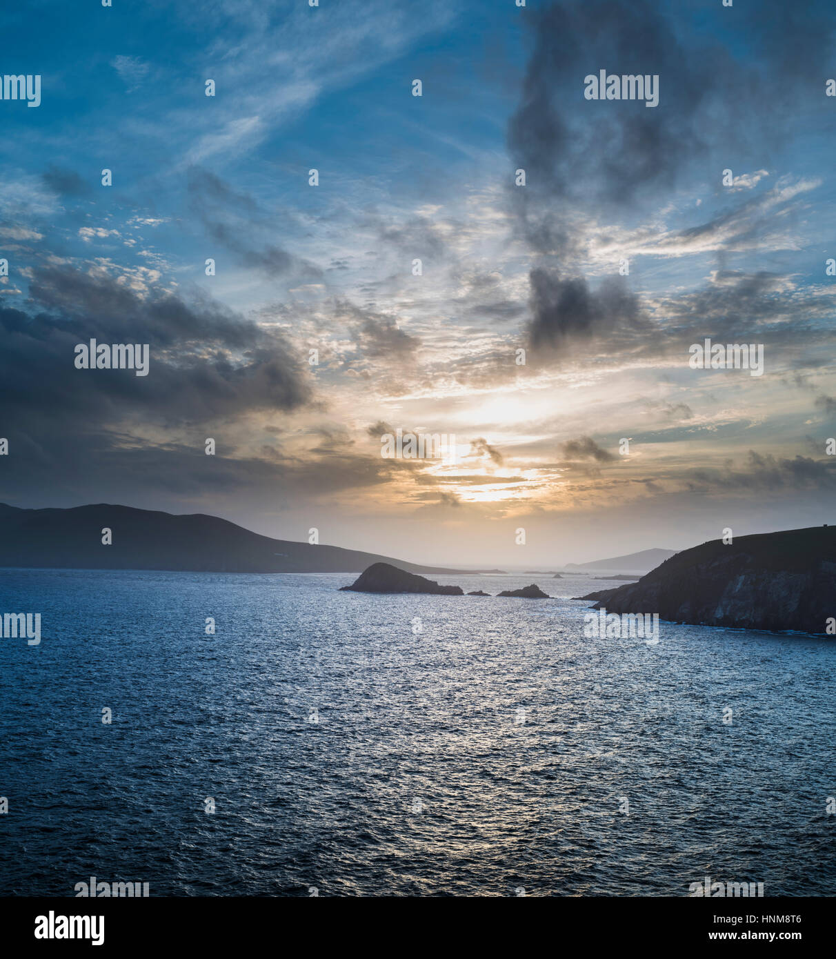 Guardando verso ovest al tramonto verso le isole Blasket da Dunquin, penisola di Dingle, nella contea di Kerry, Irlanda Foto Stock