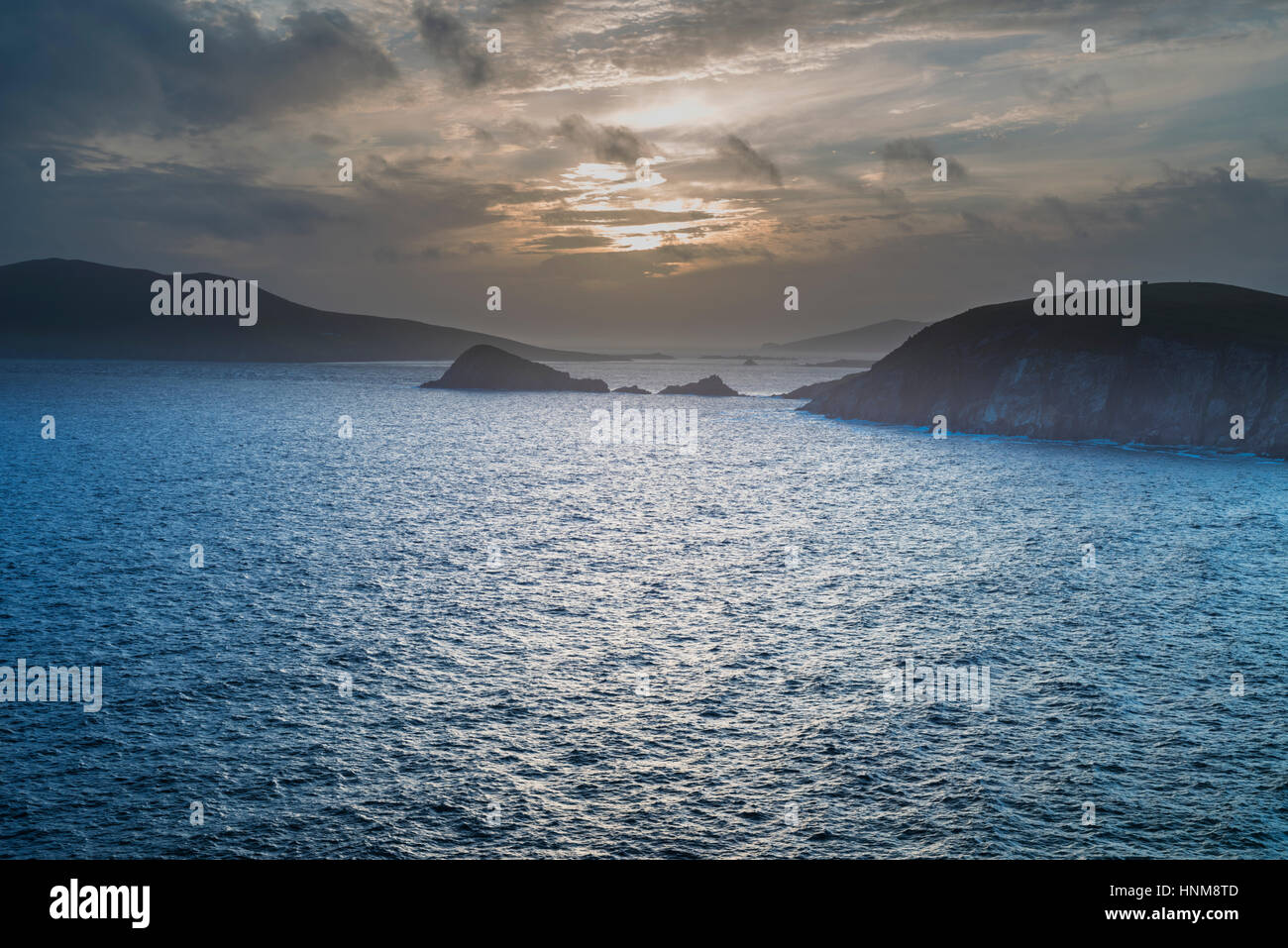 Guardando verso ovest al tramonto verso le isole Blasket da Dunquin, penisola di Dingle, nella contea di Kerry, Irlanda Foto Stock