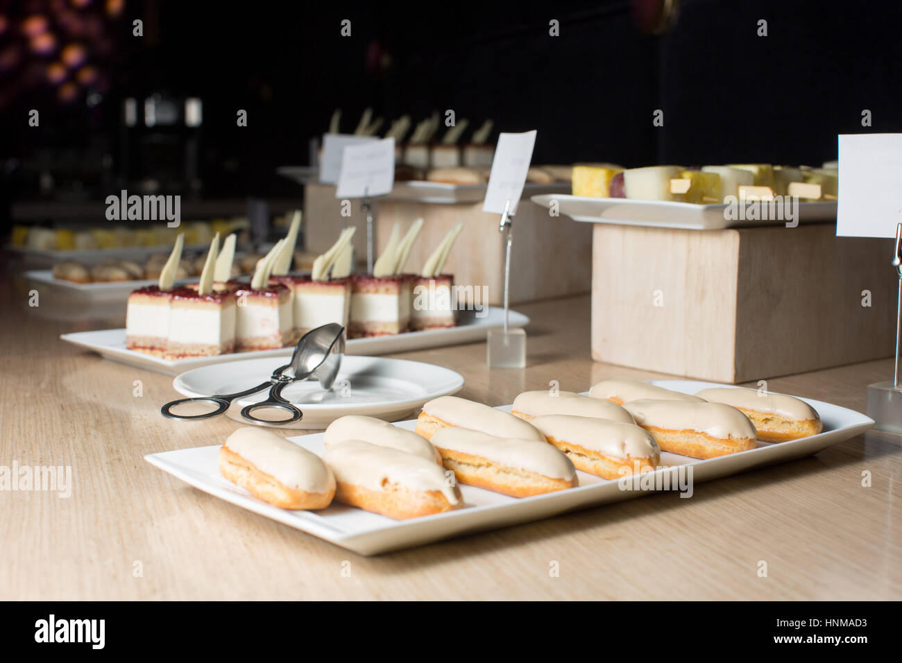 Buffet di dessert, tabella di dolci, torte, frutta eclairs Foto Stock