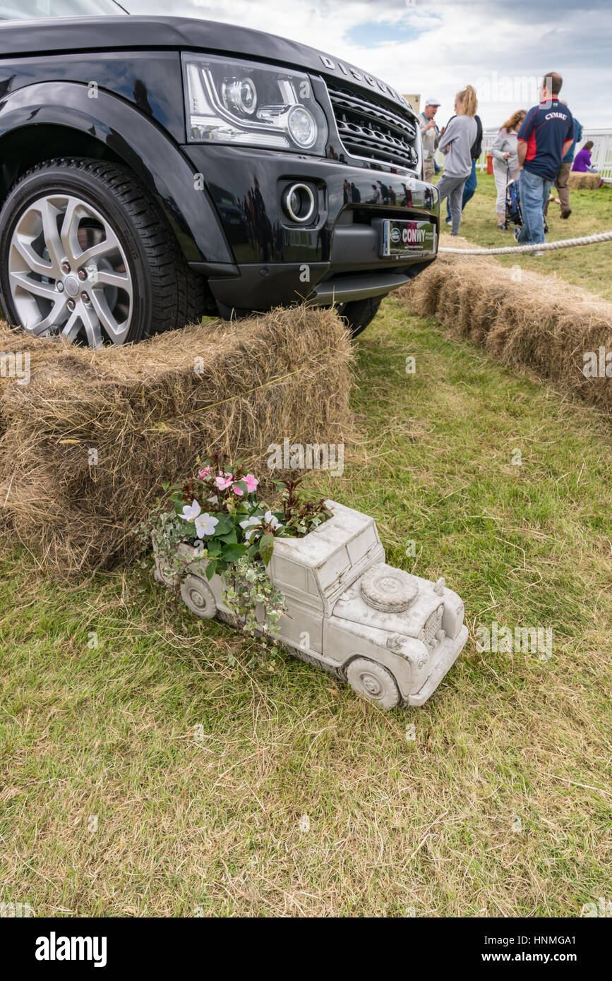 Miniatura Land Rover impianto sulla pentola il Land Rover stand nella Anglesey mostra con una full size scoperta Foto Stock