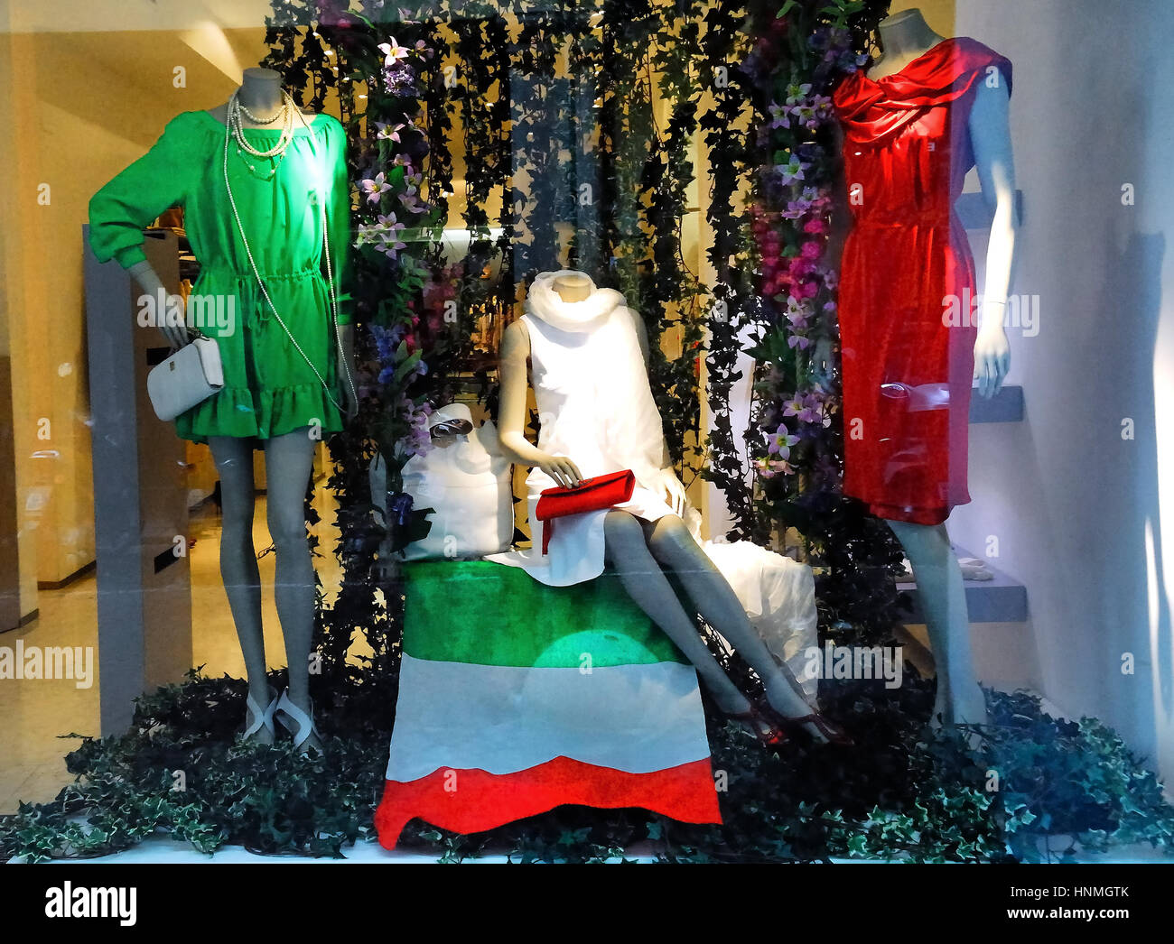 Padova, Italia. Un negozio di abbigliamento nel centro storico della città  con i colori della bandiera italiana nel centocinquantesimo anniversario  dell unità nazionale Foto stock - Alamy