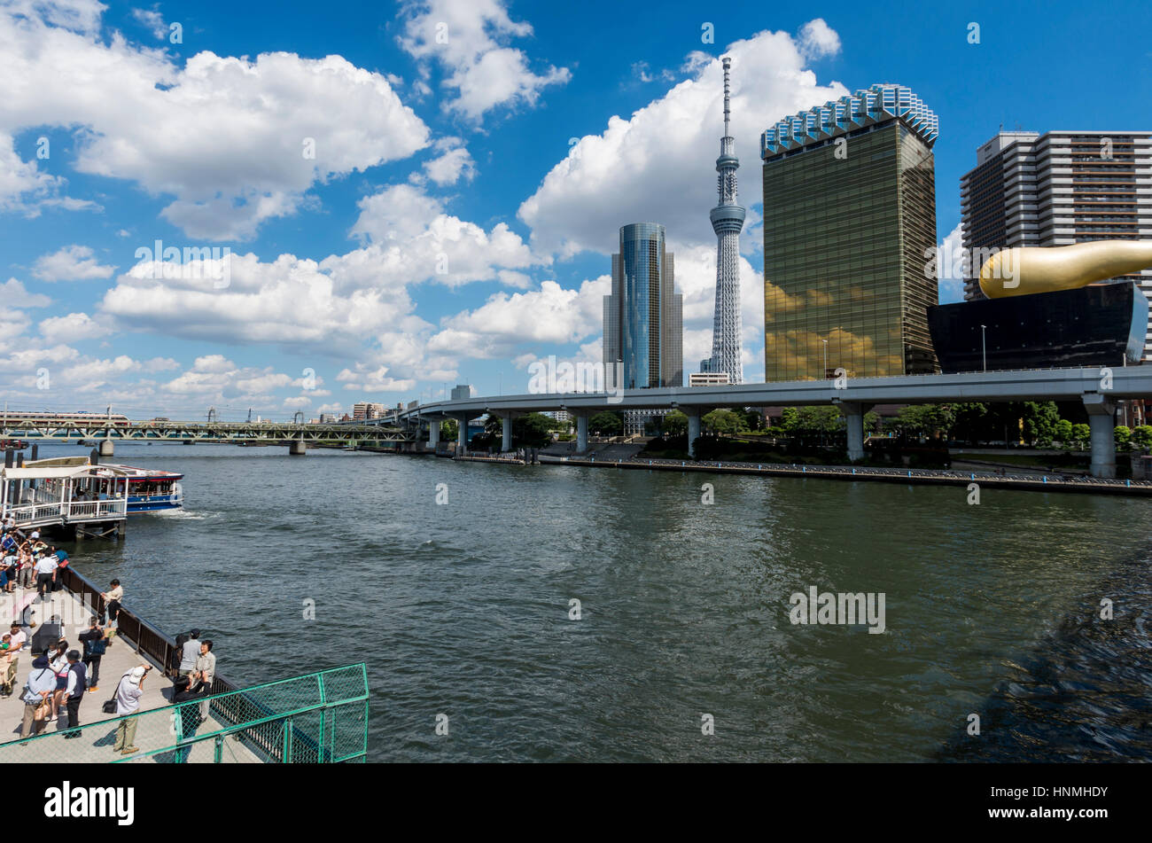 La Asahi edificio con il cielo di albero in fondo alla Stazione di Asakusa a Tokyo in Giappone. Foto Stock