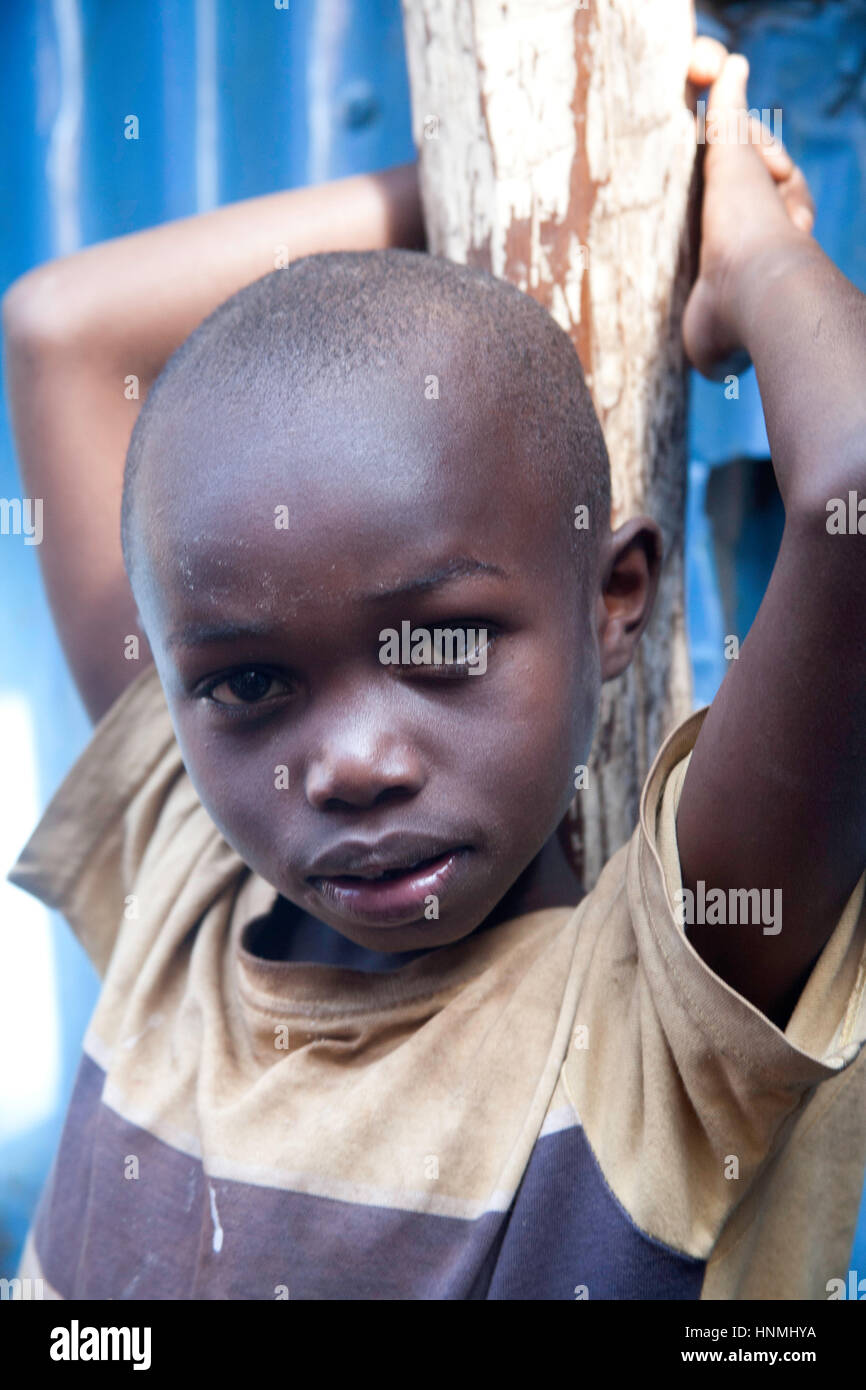 Ritratto di un bambino in un orfanotrofio, kibera baraccopoli, Nairobi, Kenya, Africa orientale Foto Stock