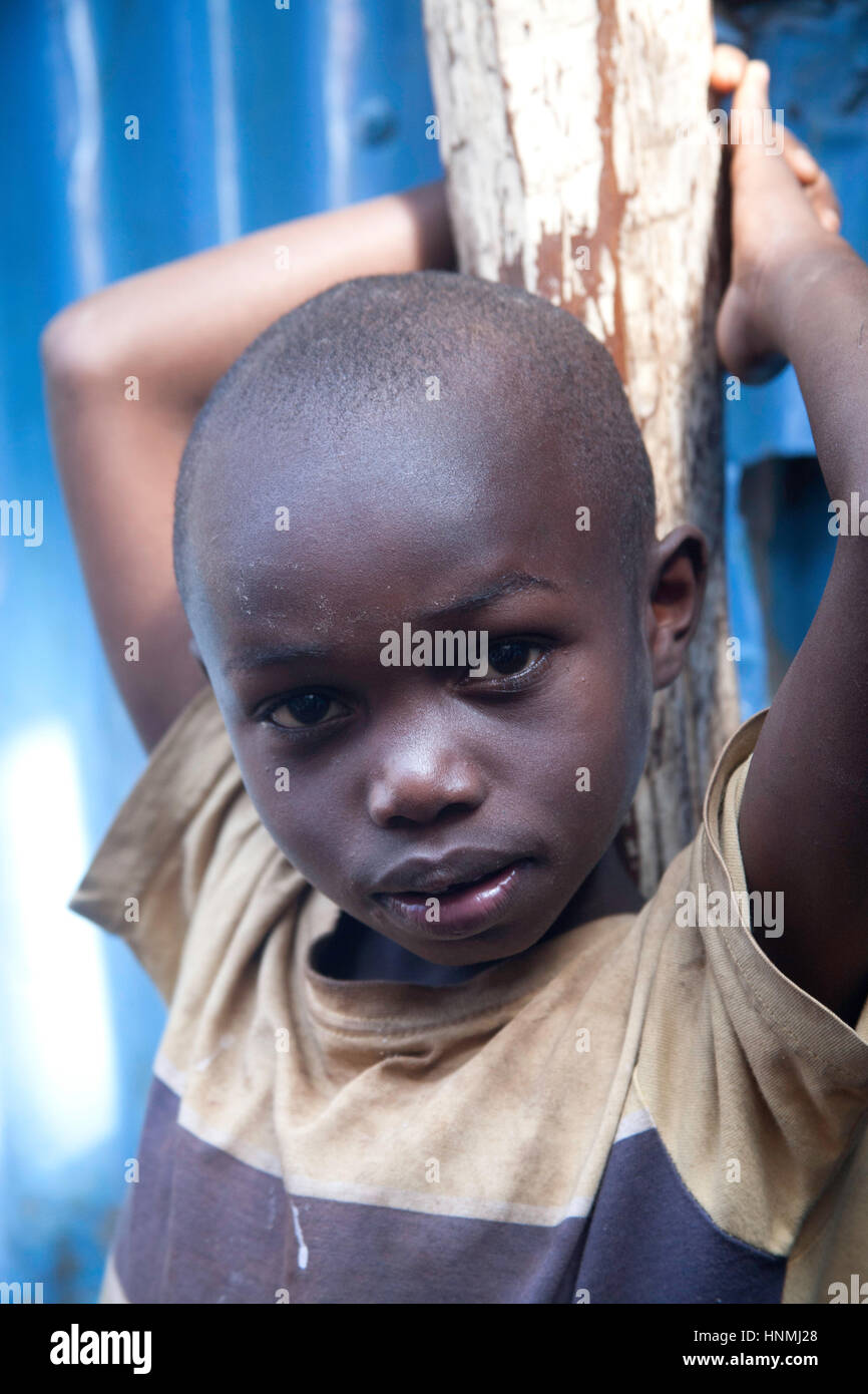 Ritratto di un bambino in un orfanotrofio, kibera baraccopoli, Nairobi, Kenya, Africa orientale Foto Stock