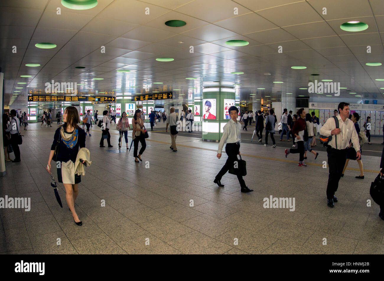 Affollata stazione della metropolitana alla stazione di Shinjuku a Tokyo in Giappone. Foto Stock