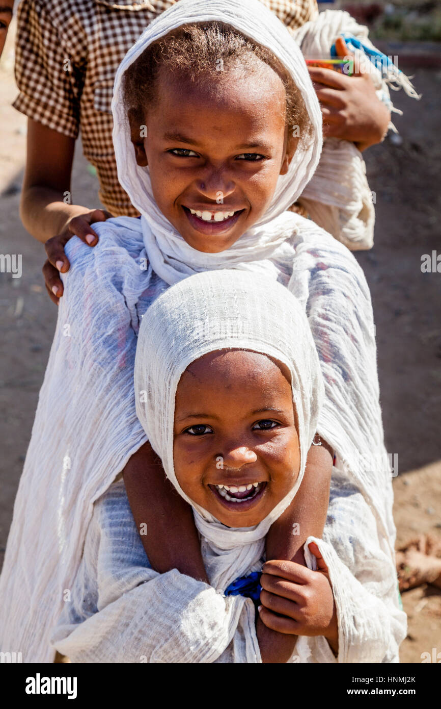 Bambini etiopi vestiti in bianco tradizionale al tempo di Natale, St Gebriels Chiesa, Arba Minch, Etiopia Foto Stock