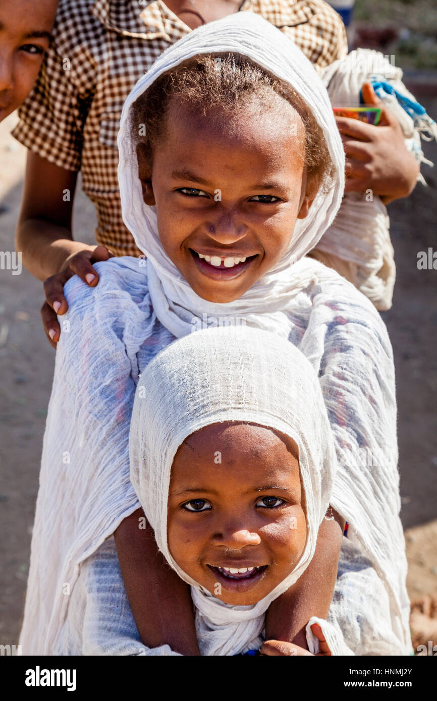 Bambini etiopi vestiti in bianco tradizionale al tempo di Natale, St Gebriels Chiesa, Arba Minch, Etiopia Foto Stock