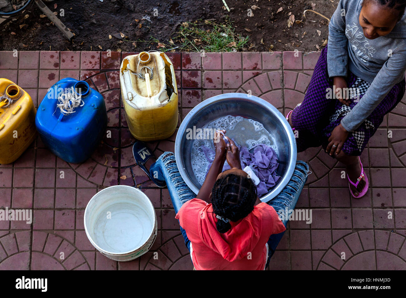 Una donna etiope a lavare i panni in strada, Arba Minch, Etiopia Foto Stock