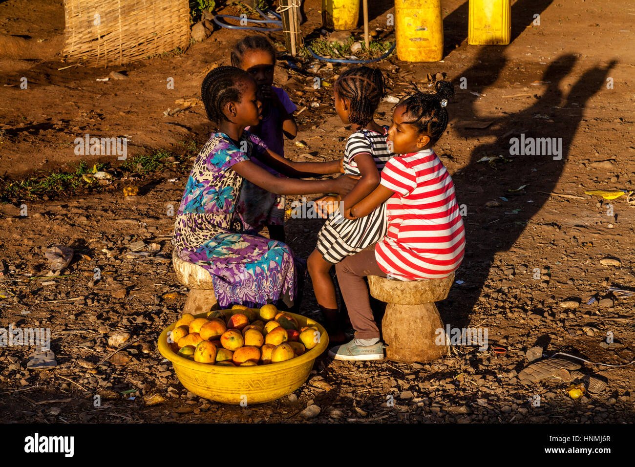 Bambini locali vendono i manghi dal lato della strada, Arba Minch, Etiopia Foto Stock