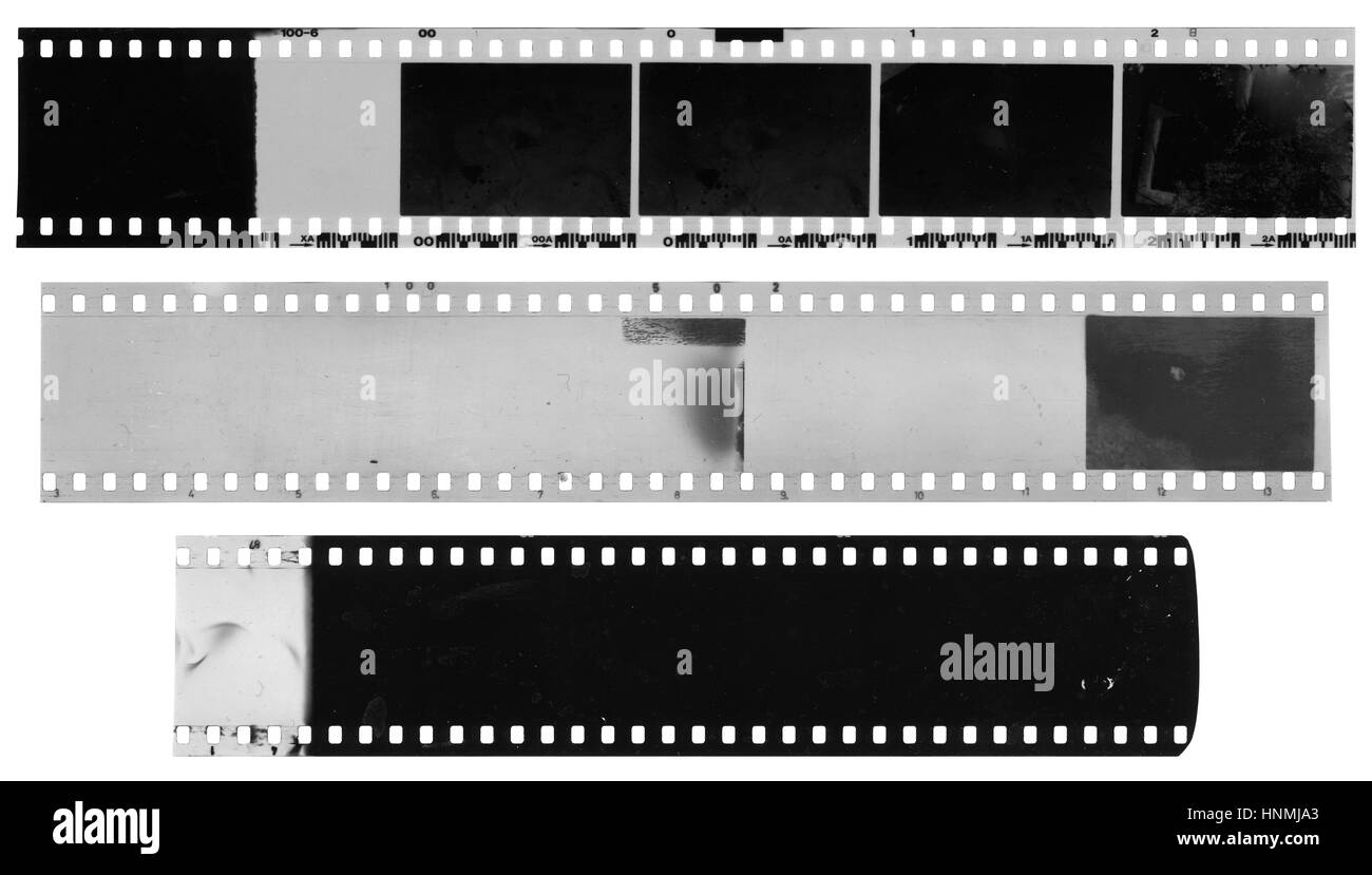 Vecchio, utilizzato, polveroso e rigato bianco e nero pellicola di celluloide strisce isolati su sfondo bianco Foto Stock