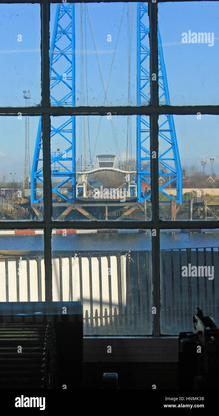 Cw 2017 Middlesbrough Transporter bridge da casa di avvolgimento 1 del trasportatore ponte sopra il Fiume Tees in Middlesbrough visto dall'avvolgimento hou Foto Stock