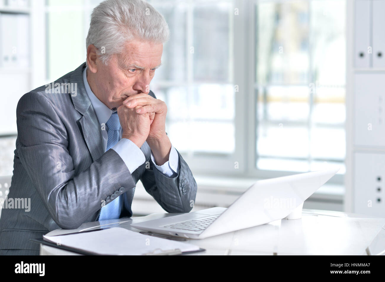Senior Uomo con laptop Foto Stock