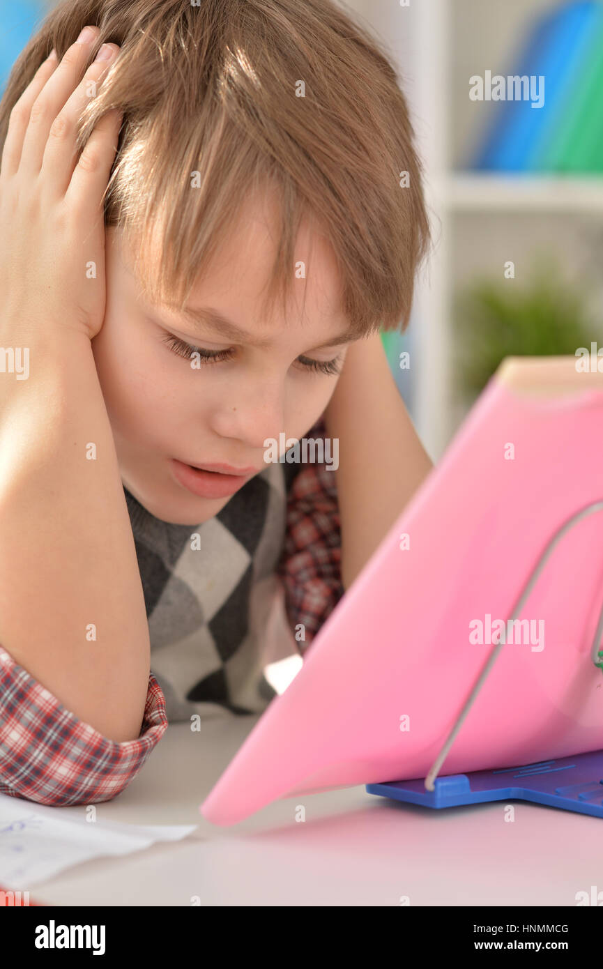 Ragazzo facendo i compiti di scuola Foto Stock