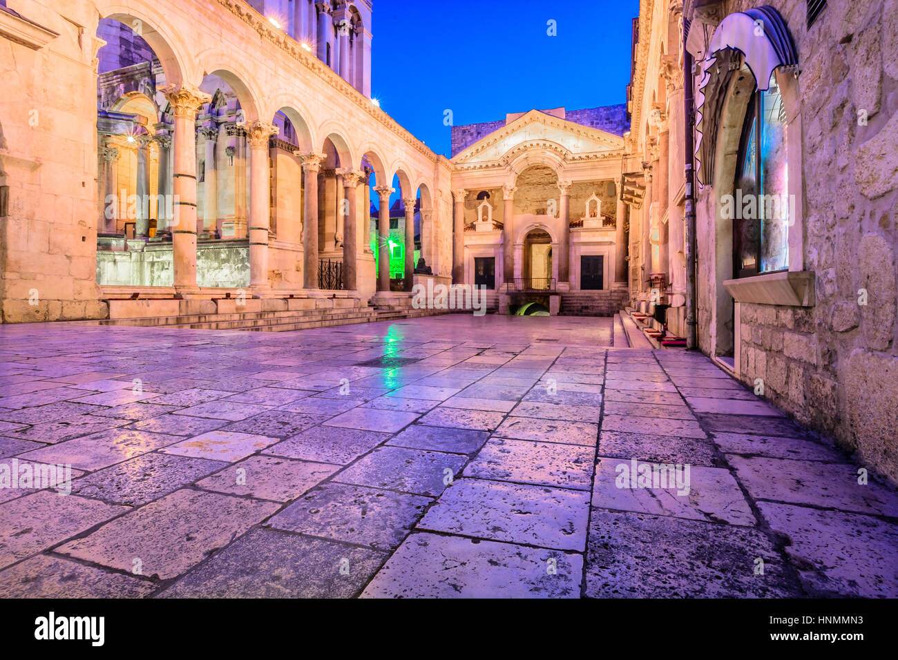 Sera vista colorate al Peristil quadrato nel centro della citta di Spalato, antica città romana in Croazia, Europa. Foto Stock