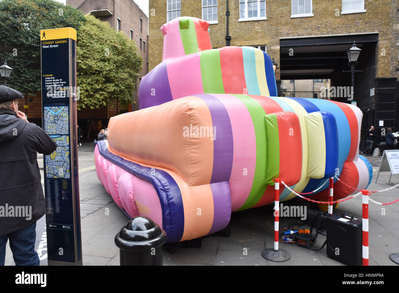 Seven Dials, Londra, Regno Unito. 14 febbraio 2017. Il Diesel store ha un multicolore vasca gonfiabile al di fuori della sua Seven Dials store per promuovere #fare l amore non pareti Credito: Matteo Chattle/Alamy Live News Foto Stock