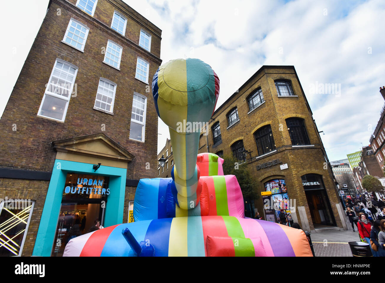 Seven Dials, Londra, Regno Unito. 14 febbraio 2017. Il Diesel store ha un multicolore vasca gonfiabile al di fuori della sua Seven Dials store per promuovere #fare l amore non pareti Credito: Matteo Chattle/Alamy Live News Foto Stock