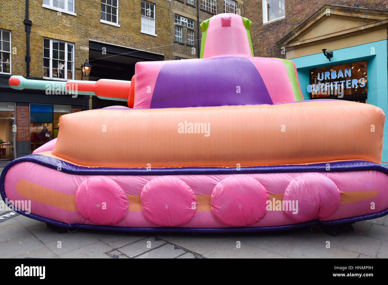 Seven Dials, Londra, Regno Unito. 14 febbraio 2017. Il Diesel store ha un multicolore vasca gonfiabile al di fuori della sua Seven Dials store per promuovere #fare l amore non pareti Credito: Matteo Chattle/Alamy Live News Foto Stock