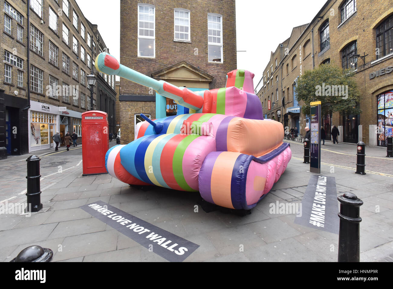 Seven Dials, Londra, Regno Unito. 14 febbraio 2017. Il Diesel store ha un multicolore vasca gonfiabile al di fuori della sua Seven Dials store per promuovere #fare l amore non pareti Credito: Matteo Chattle/Alamy Live News Foto Stock