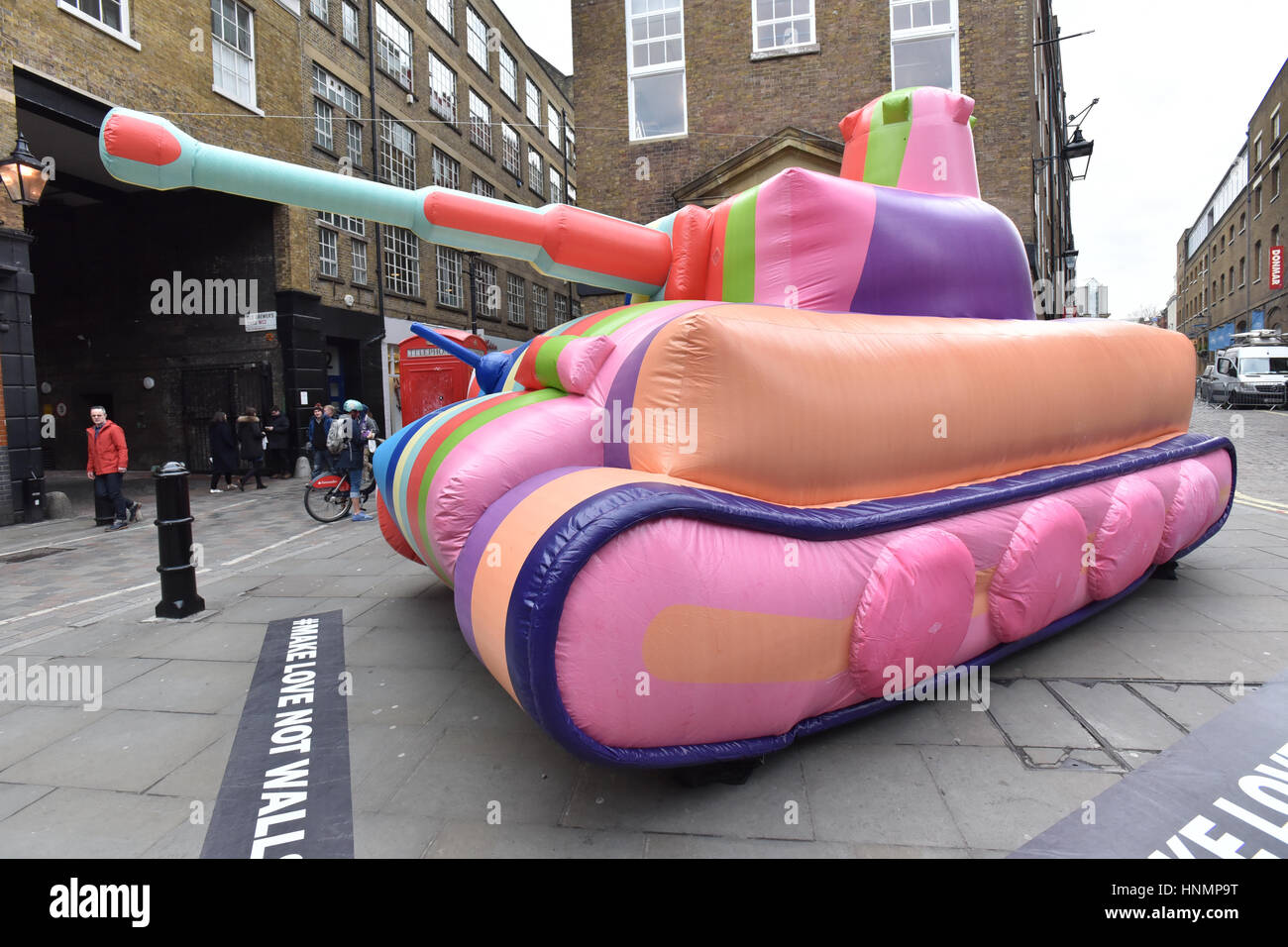 Seven Dials, Londra, Regno Unito. 14 febbraio 2017. Il Diesel store ha un multicolore vasca gonfiabile al di fuori della sua Seven Dials store per promuovere #fare l amore non pareti Credito: Matteo Chattle/Alamy Live News Foto Stock