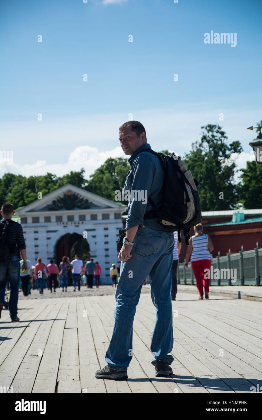 ST. PETERSBURG, Russia - Luglio 11, 2016: turistici passeggiate sulla passerella nella Fortezza di Pietro e Paolo, San Pietroburgo, Russia Foto Stock