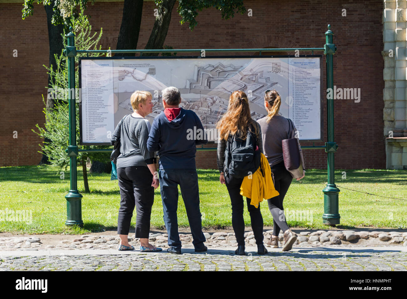 ST. PETERSBURG, Russia - Luglio 11, 2016: i turisti affollano la mappa della fortezza sull'area pavimentata. Foto Stock