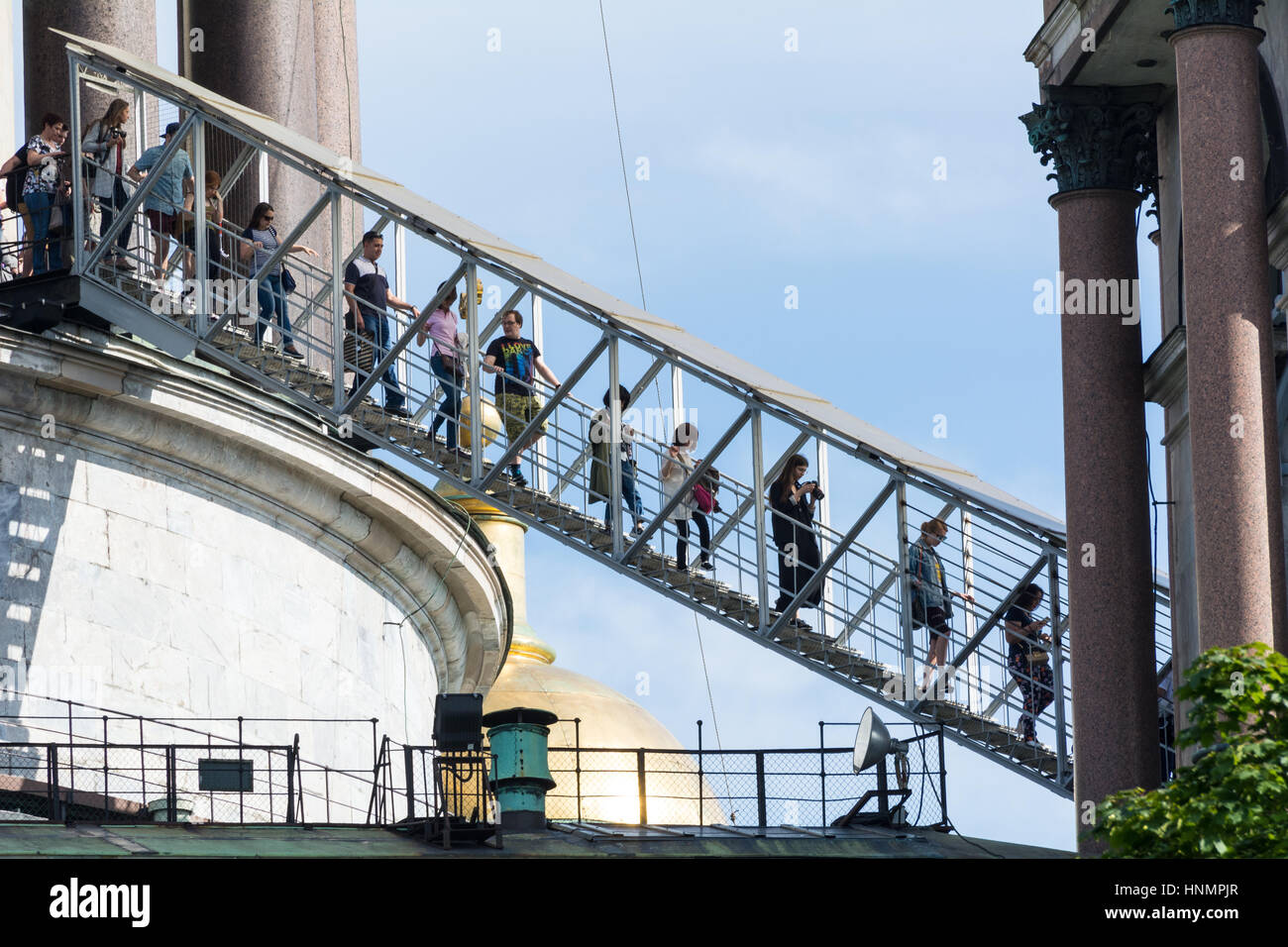 ST. PETERSBURG, Russia - Luglio 11, 2016: turisti ascendente per il colonnato di San Isacco Cattedrale di San Pietroburgo, Russia Foto Stock