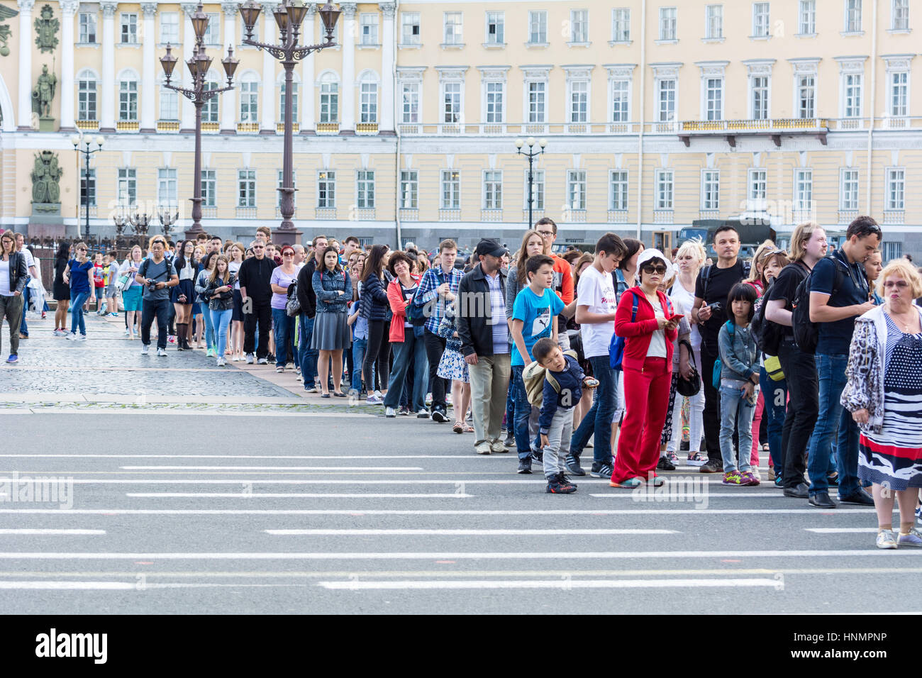 ST. PETERSBURG, Russia - Luglio 12, 2016: turisti stare in coda per ore in stato Museo Hermitage di San Pietroburgo, Russia Foto Stock