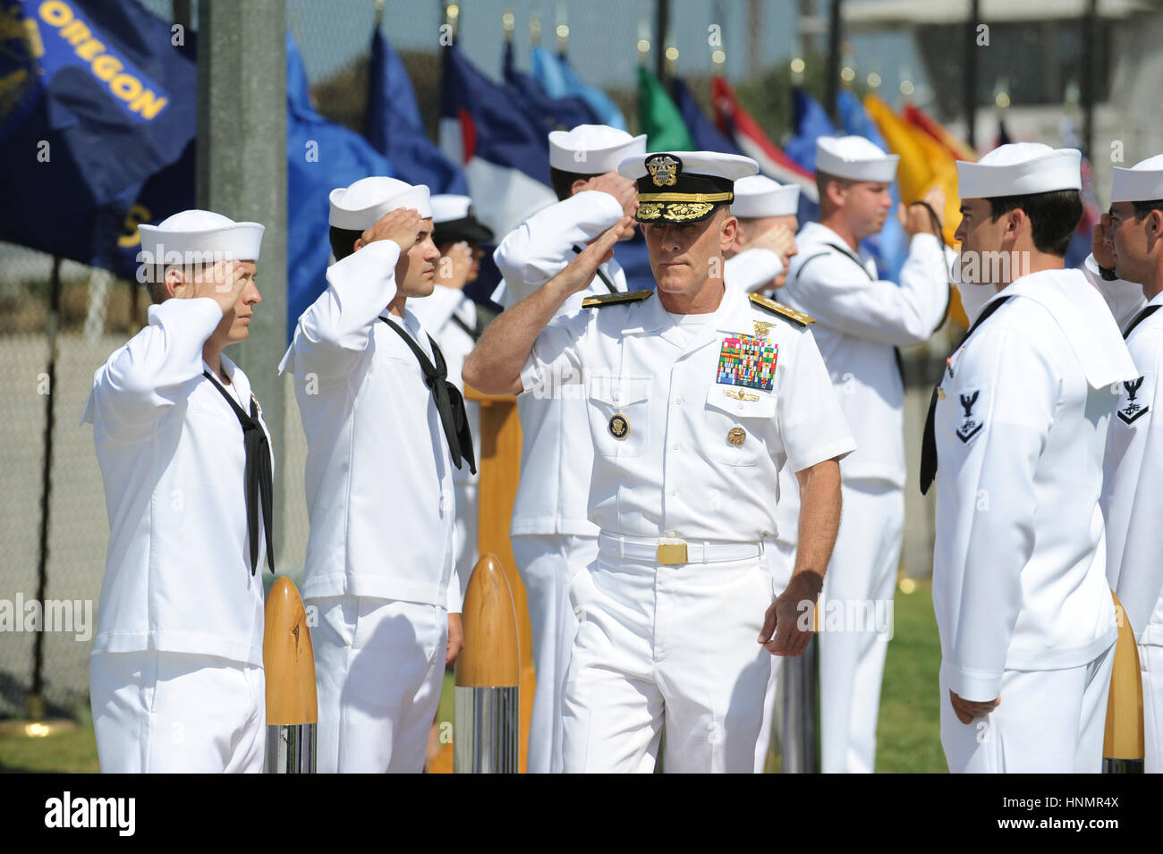 San Diego, Stati Uniti. Xiv Feb, 2017. Vice Adm. Robert Harward, passeggiate attraverso sideboys durante il team SEAL 5 Modifica del comando cerimonia Luglio 11, 2011 a San Diego, California. Harward è considerato il front runner Febbraio 14, 2017 per sostituire Michael Flynn come la Casa Bianca consigliere per la sicurezza nazionale, dopo Flynn ha rassegnato le dimissioni. (PO2 Marc Rockwell-Pate/US Navy via Planetpix) Foto Stock