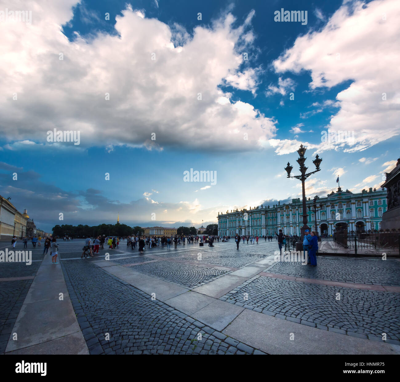 ST. PETERSBURG, Russia - 15 luglio 2016: magia notte bianca nella Piazza del Palazzo a San Pietroburgo, Russia. Prese fisheye. Foto Stock