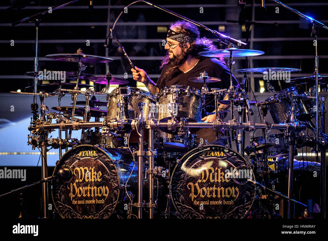 Febbraio 10, 2017 - Toronto, Ontario, Canada - il leggendario Batterista Mike Portnoy ha celebrato il suo imminente cinquantesimo compleanno eseguendo sogno teatro€˜s '12 passo Suite' dal vivo per la prima volta in assoluto a bordo della crociera per il bordo. La sua band composta da: CHARLIE GRIFFITHS, CONNER VERDE, DANIEL GILDENLÃ-W, DIEGO TEJEIDACTTE, ERIC GILLETTE, RICHARD HENSHALL, ROSS JENNINGS, TED LEONARD, Tony Levin (credito Immagine: © Igor Vidyashev via ZUMA filo) Foto Stock