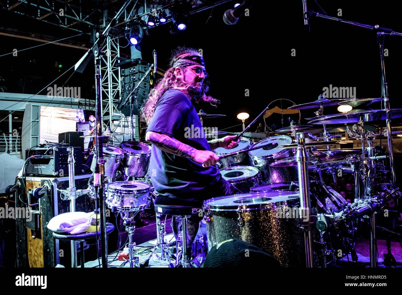 Febbraio 11, 2017 - Toronto, Ontario, Canada - il leggendario Batterista Mike Portnoy ha celebrato il suo imminente cinquantesimo compleanno eseguendo sogno teatro€˜s '12 passo Suite' dal vivo per la prima volta in assoluto a bordo della crociera per il bordo. La sua band composta da: CHARLIE GRIFFITHS, CONNER VERDE, DANIEL GILDENLÃ-W, DIEGO TEJEIDACTTE, ERIC GILLETTE, RICHARD HENSHALL, ROSS JENNINGS, TED LEONARD, Tony Levin (credito Immagine: © Igor Vidyashev via ZUMA filo) Foto Stock