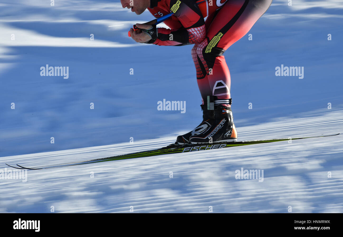 Hochfilzen, Germania. Xiv Feb, 2017. Un biatleta di treni lungo il percorso durante i Campionati Mondiali di Biathlon Hochfilzen in Austria, Germania, 14 febbraio 2017. Foto: Martin Schutt/dpa-Zentralbild/dpa/Alamy Live News Foto Stock