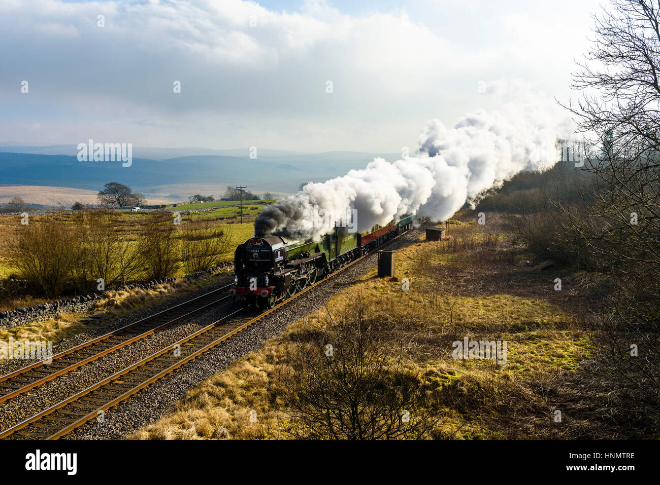 Ribblesdale, North Yorkshire, Regno Unito. Xiv Feb, 2017. Locomotiva a vapore Tornado traina un treno attraverso Ribblesdale sulla linea Settle-Carlisle. Questo è il primo giorno di vapore-bolina servizi pianificati sulla rete ferroviaria nazionale dal 1968. Servizi continuare il mercoledì e il giovedì. L'A1 classe Tornado 60163, completato nel 2008, è la prima linea principale motore di vapore a essere costruita nel Regno Unito a partire dagli anni sessanta. Credito: Jon scintille/Alamy Live News Foto Stock