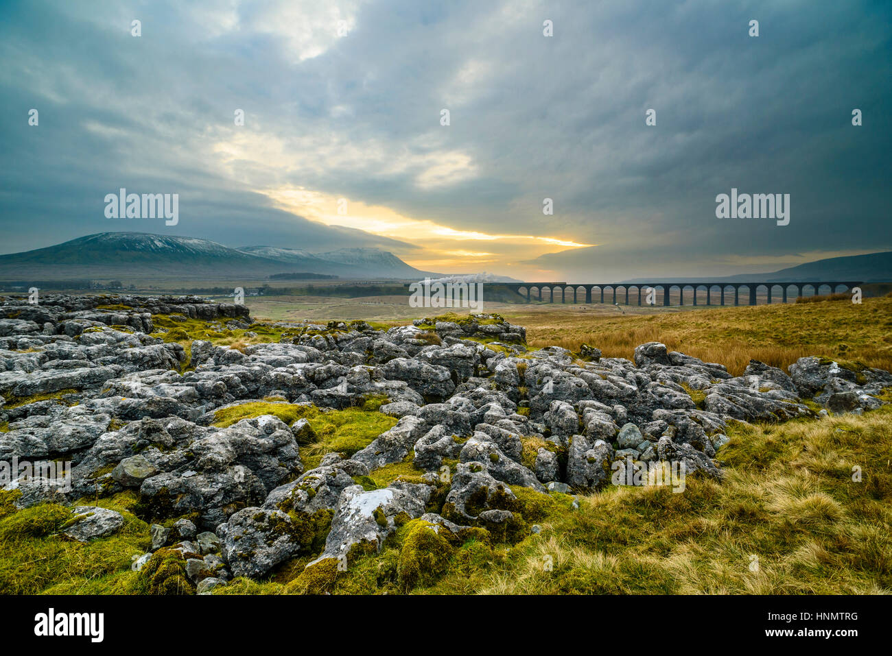 Ribblehead, North Yorkshire, Regno Unito. Xiv Feb, 2017. Locomotiva a vapore Tornado traina un treno oltre l'iconica Ribblehead viadotto sulla linea Settle-Carlisle. Questo è il primo giorno di vapore-bolina servizi pianificati sulla rete ferroviaria nazionale dal 1968. Servizi continuare il mercoledì e il giovedì. L'A1 classe Tornado 60163, completato nel 2008, è la prima linea principale motore di vapore a essere costruita nel Regno Unito a partire dagli anni sessanta. Credito: Jon scintille/Alamy Live News Foto Stock