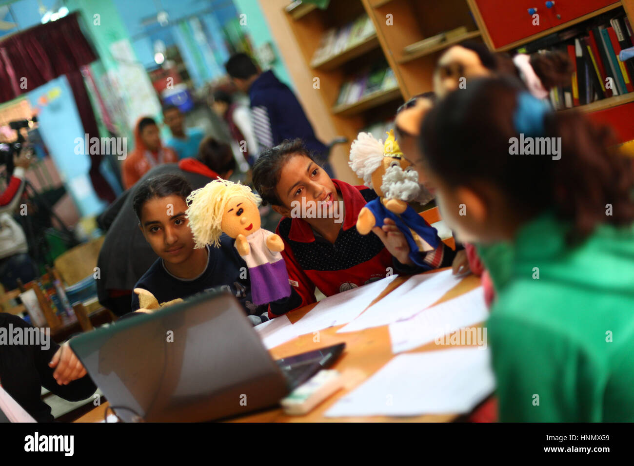 Il Cairo, Egitto. Xiv Feb, 2017. Alcuni ragazzi egiziani sono visti nella scuola di riciclaggio nel quartiere Zabbaleen di Monshat Naser al Cairo, Egitto a gennaio 22, 2017. La scuola di riciclaggio, situato nel quartiere Zabbaleen di Monshat Naser, ad est del Cairo, fu costruito dall'Associazione per la protezione dell'ambiente in cooperazione con le Nazioni Unite per l'Educazione, la scienza e la Cultura (UNESCO). Credito: Xinhua/Alamy Live News Foto Stock