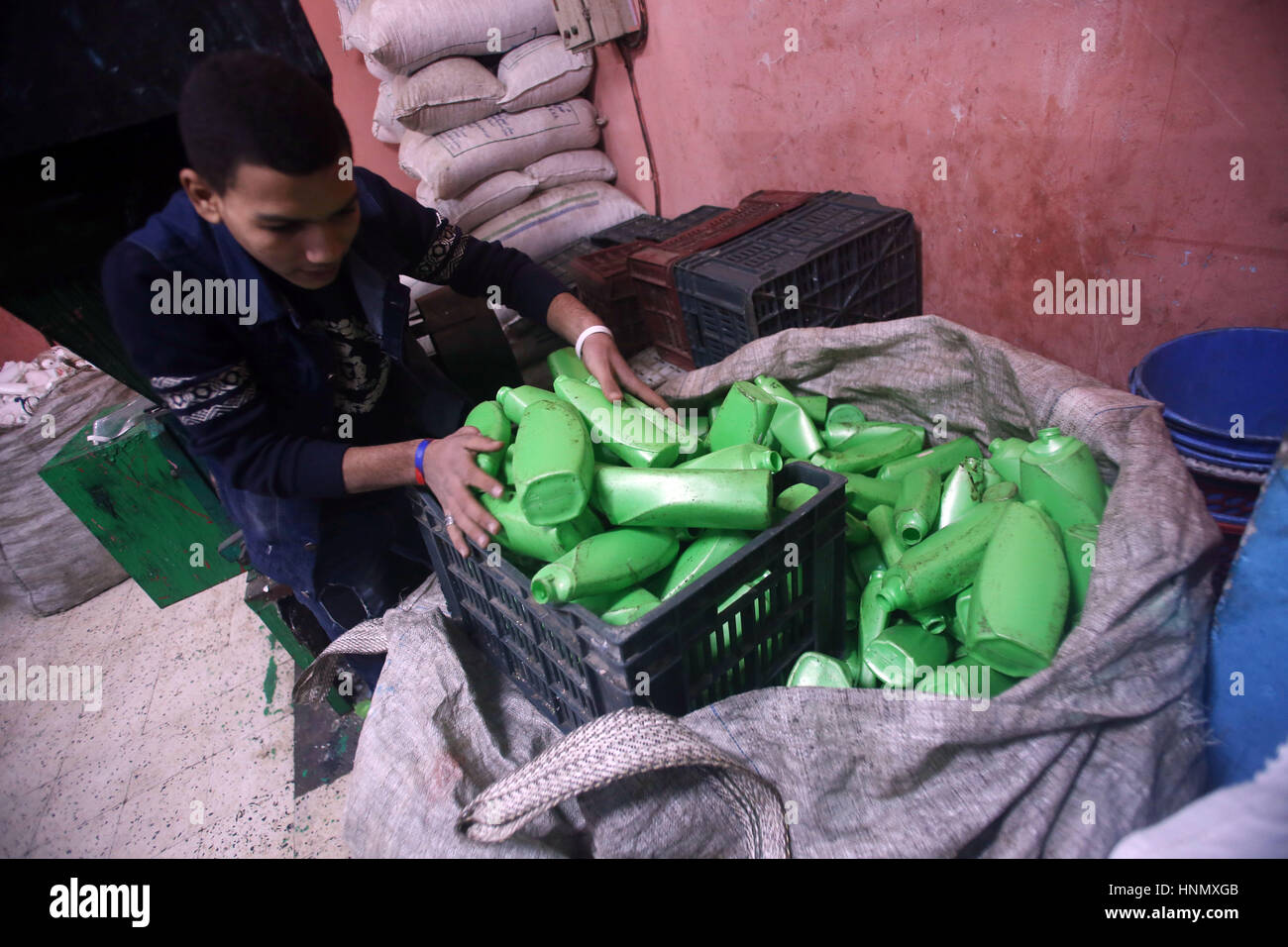 Il Cairo, Egitto. Xiv Feb, 2017. Un ragazzo egiziano lavora nella scuola di riciclaggio nel quartiere Zabbaleen di Monshat Naser al Cairo, Egitto a gennaio 22, 2017. La scuola di riciclaggio, situato nel quartiere Zabbaleen di Monshat Naser, ad est del Cairo, fu costruito dall'Associazione per la protezione dell'ambiente in cooperazione con le Nazioni Unite per l'Educazione, la scienza e la Cultura (UNESCO). collettore Credito: Xinhua/Alamy Live News Foto Stock