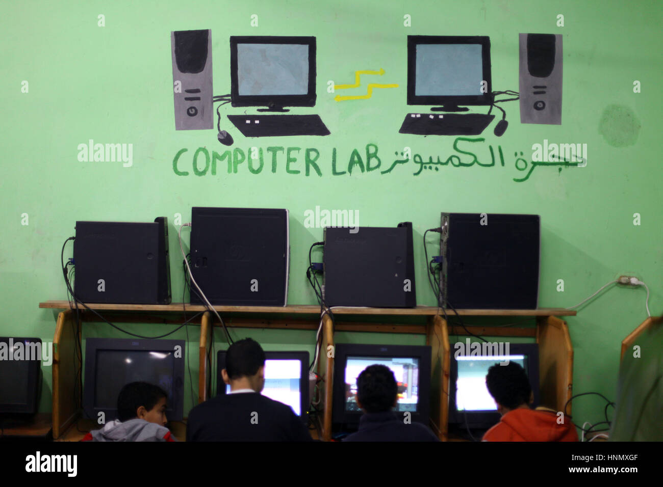 Il Cairo, Egitto. Xiv Feb, 2017. Gli adolescenti egiziano studio nella scuola di riciclaggio nel quartiere Zabbaleen di Monshat Naser al Cairo, Egitto a gennaio 22, 2017. La scuola di riciclaggio, situato nel quartiere Zabbaleen di Monshat Naser, ad est del Cairo, fu costruito dall'Associazione per la protezione dell'ambiente in cooperazione con le Nazioni Unite per l'Educazione, la scienza e la Cultura (UNESCO). raccogliere Credito: Xinhua/Alamy Live News Foto Stock